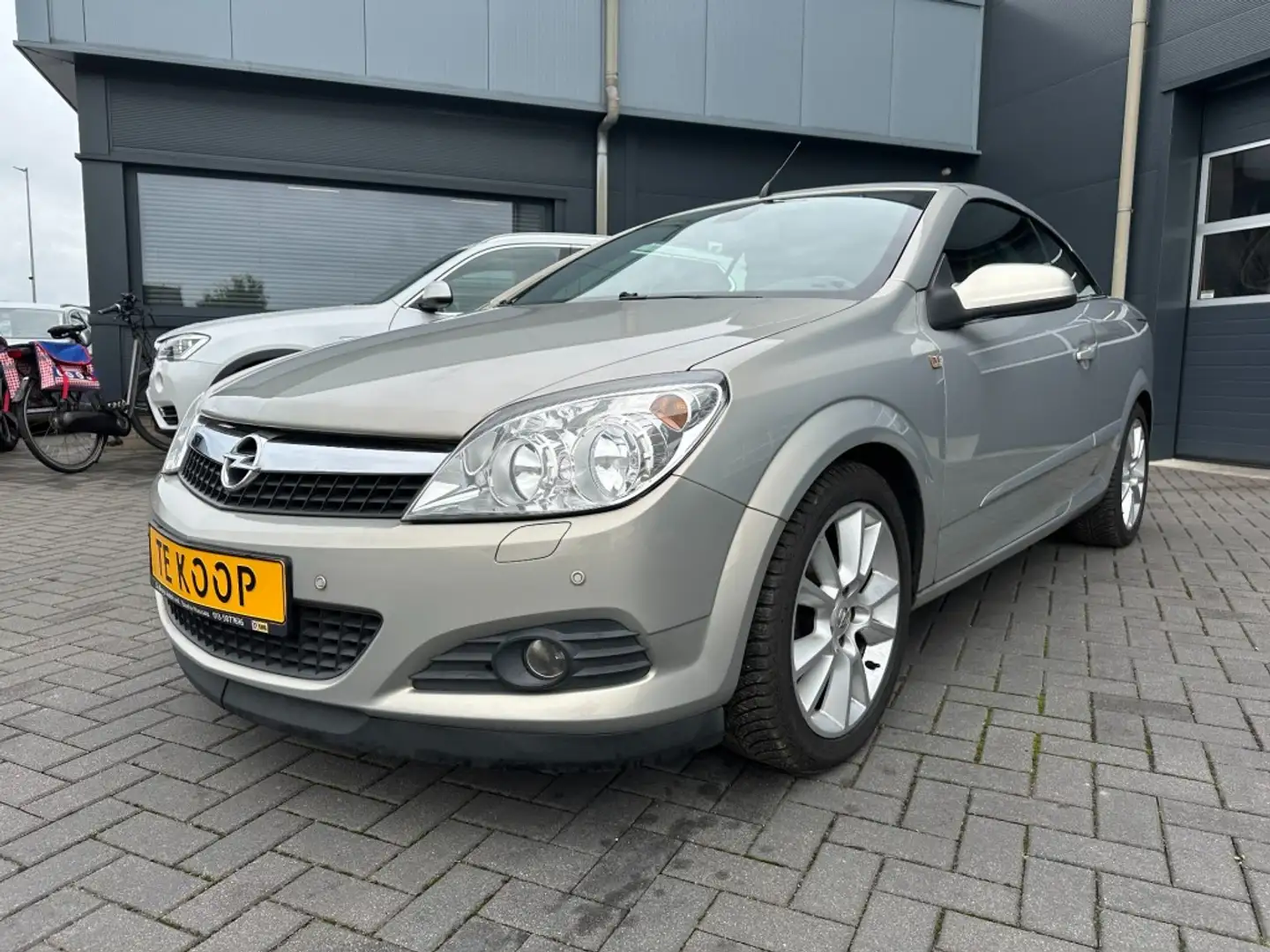 Opel Astra Cabriolet 1.8 Cosmo Navigatie Leder stoelverw. Gris - 2