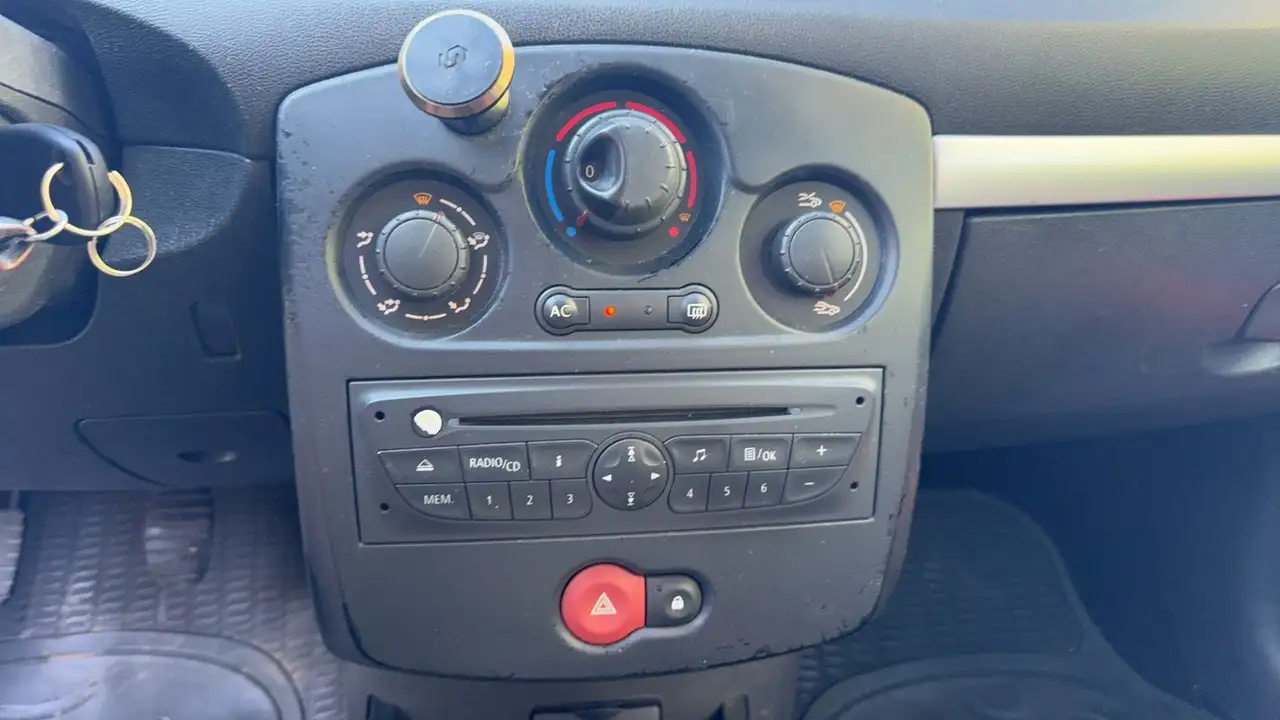 Renault Clio Citadine 5 portes — photo 25