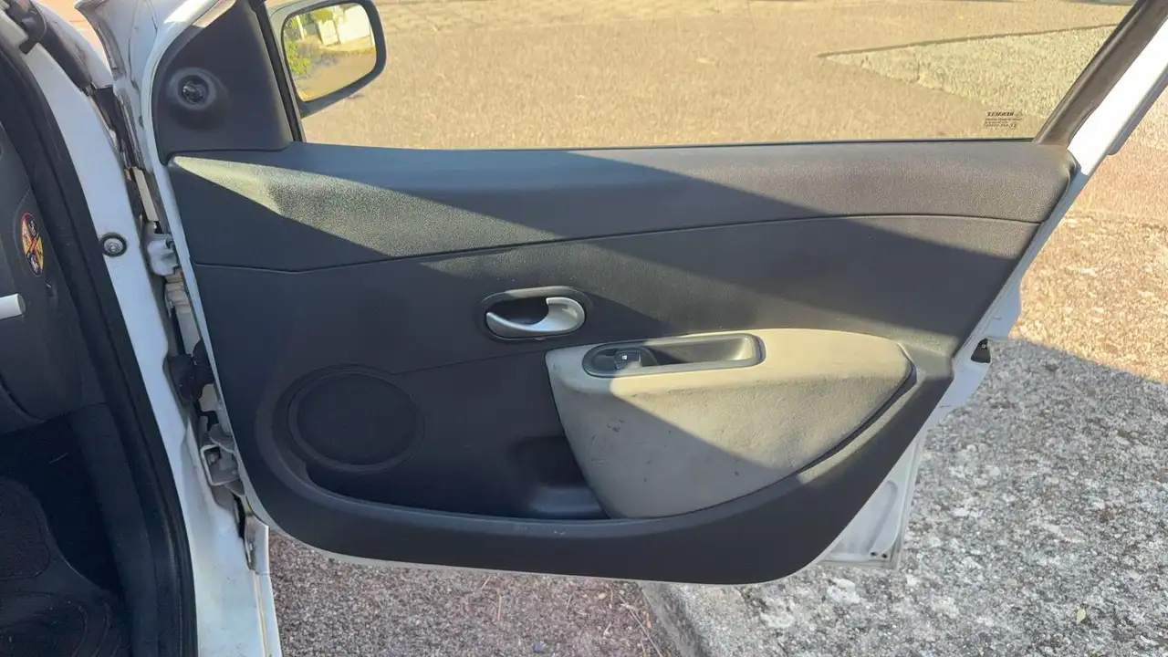 Renault Clio Citadine 5 portes — photo 24