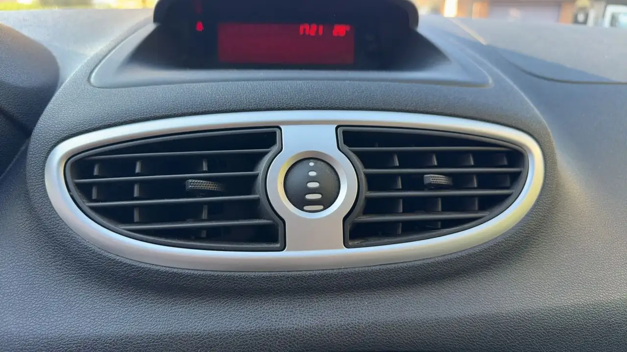 Renault Clio Citadine 5 portes — photo 13