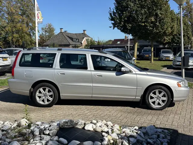 Volvo V70 view 4