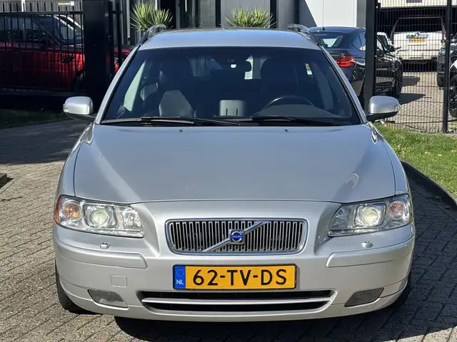 Volvo V70 view 2