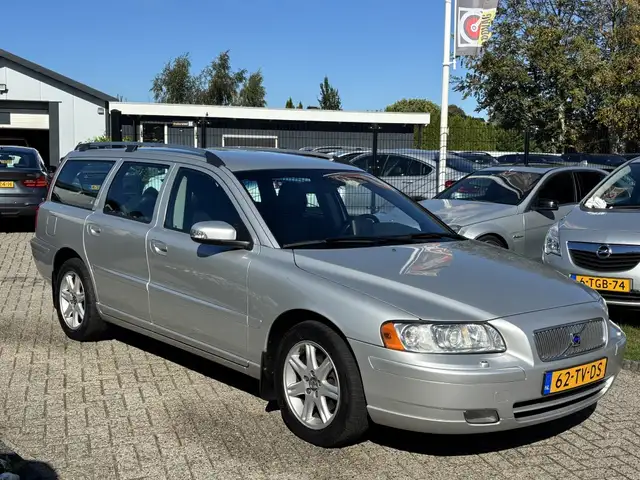 Volvo V70 view 3