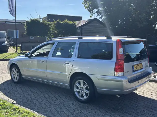 Volvo V70 view 6