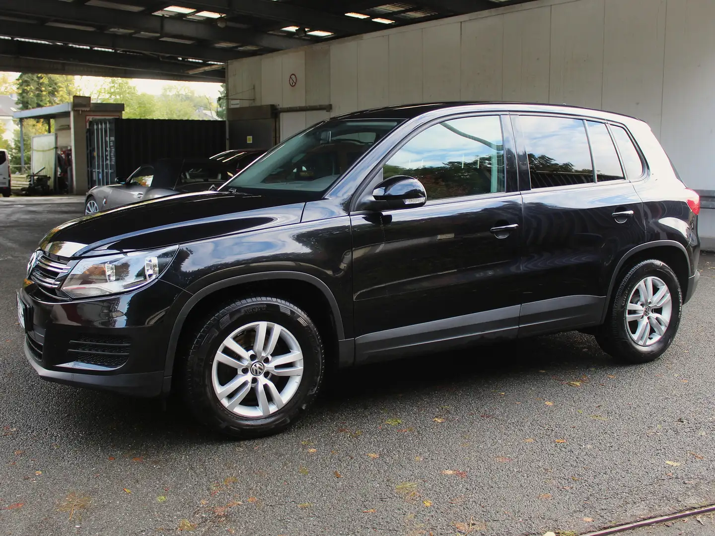 Volkswagen Tiguan Trend*2.Hand*Navi*PDC*scheckheft*Sitz-HZG*Alu* Noir - 1