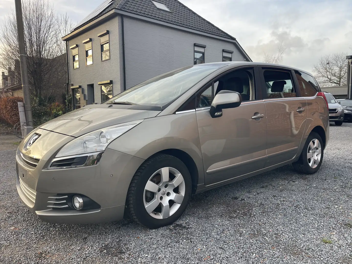 Peugeot 5008 e-HDI ,Automatique,Airco,Gps,Probème moteur!... Beige - 2