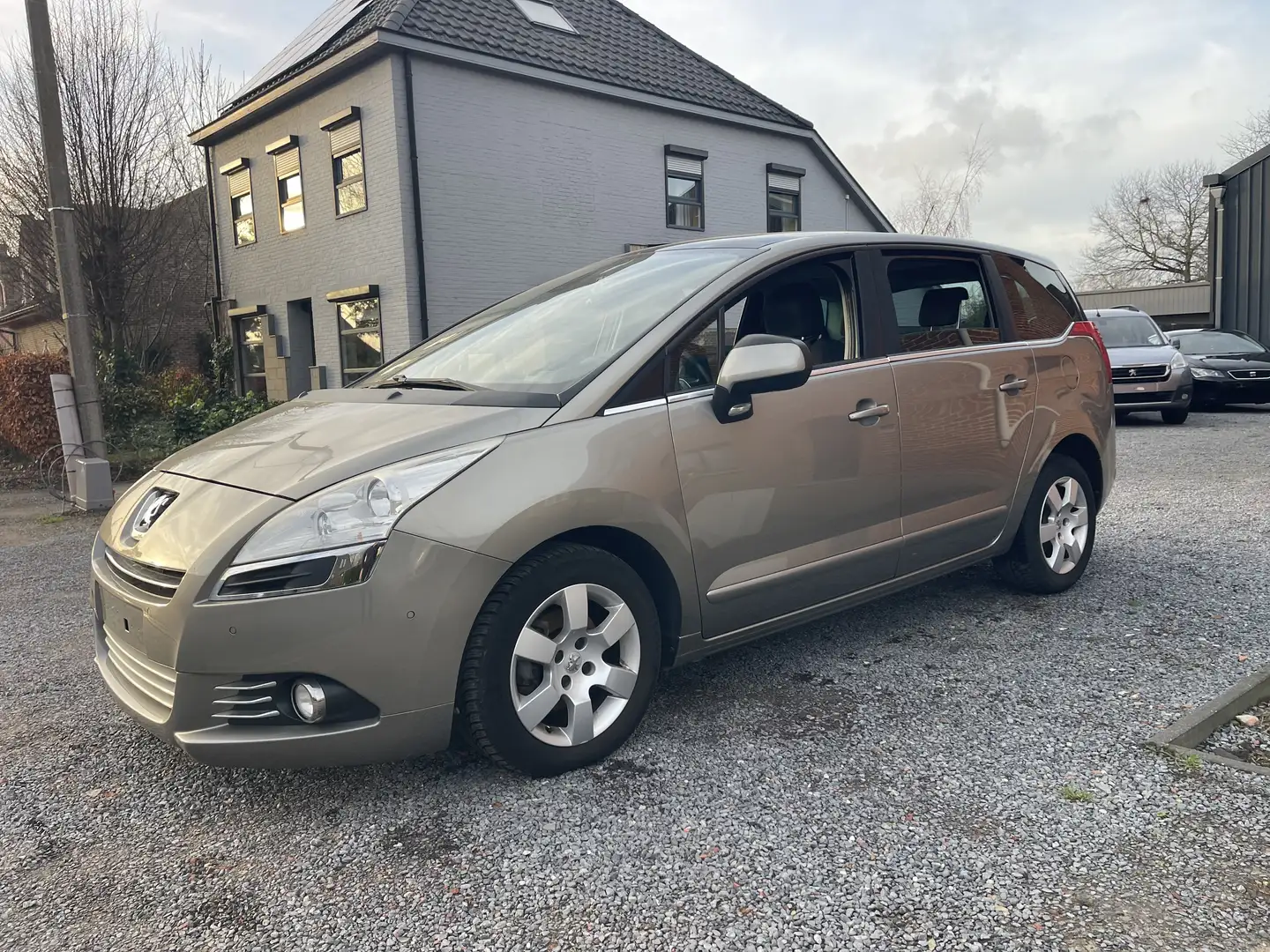 Peugeot 5008 e-HDI ,Automatique,Airco,Gps,Probème moteur!... Beige - 1