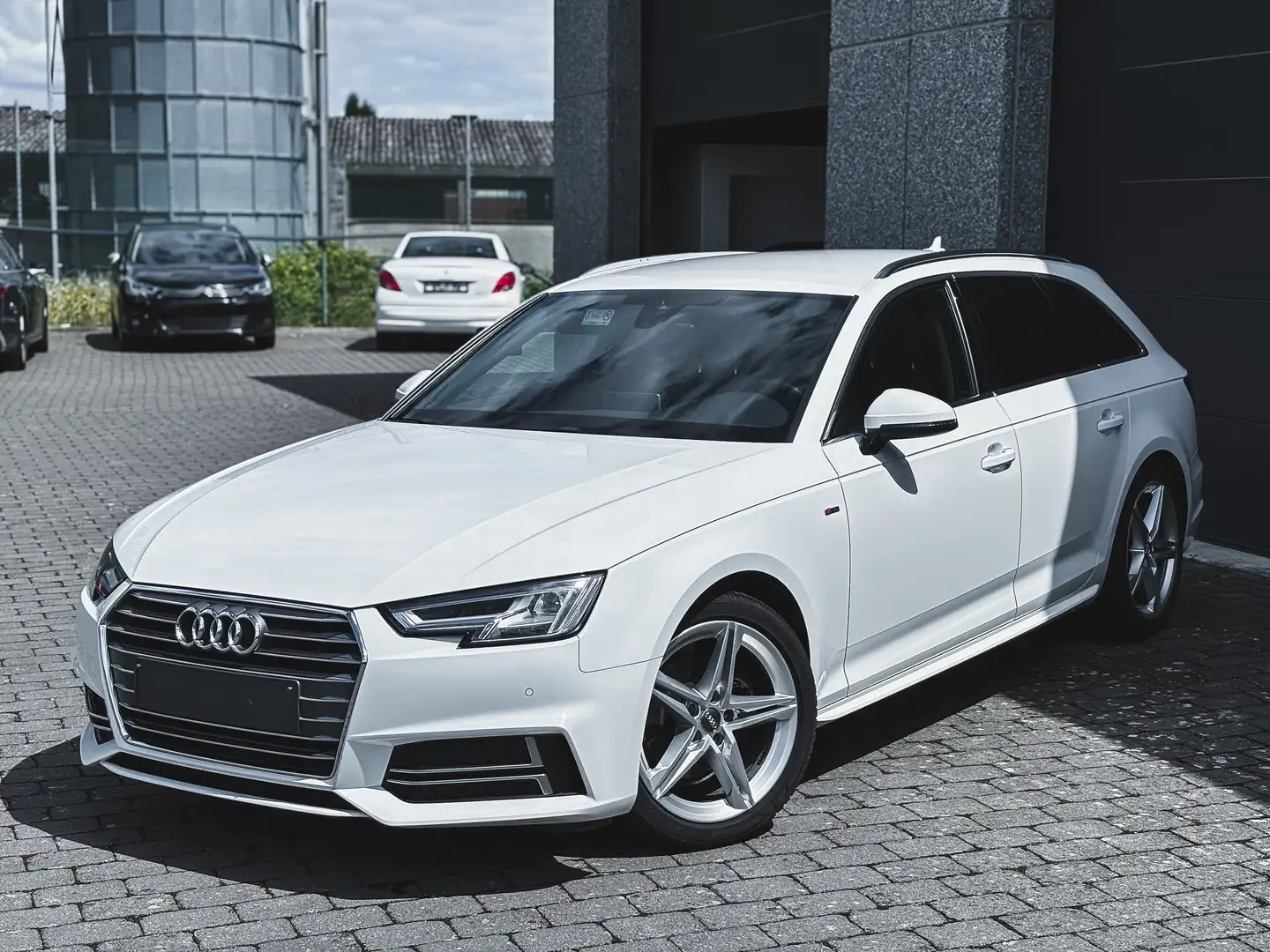 Audi A4 MARCHAND OU EXPORT ! Avant 2.0TDi ultra S-Line Blanc - 1