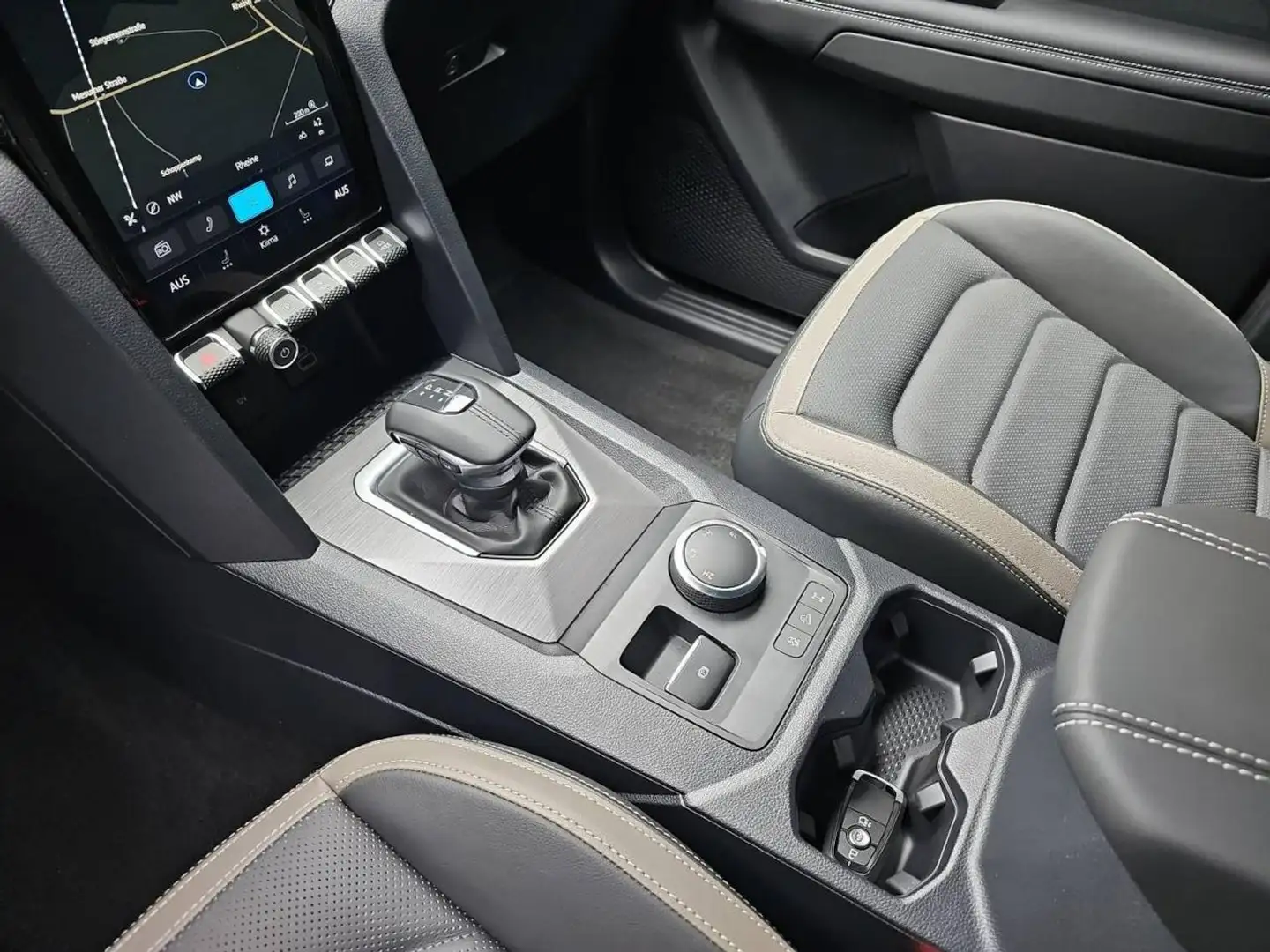 Volkswagen Amarok 3.0 V6 TDI 241CV 4MOTION aut. Doka Aventura Gris - 2