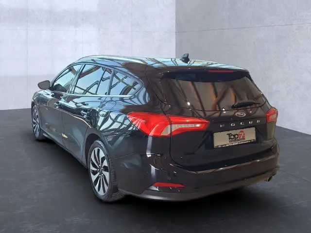 Ford Focus view 3