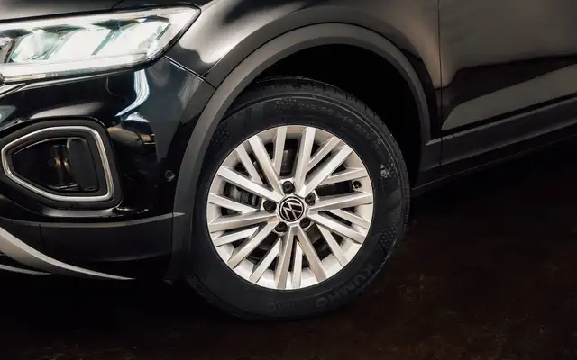 Volkswagen T-Roc view 5