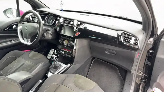 DS Automobiles DS 3 view 10
