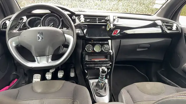 DS Automobiles DS 3 view 11