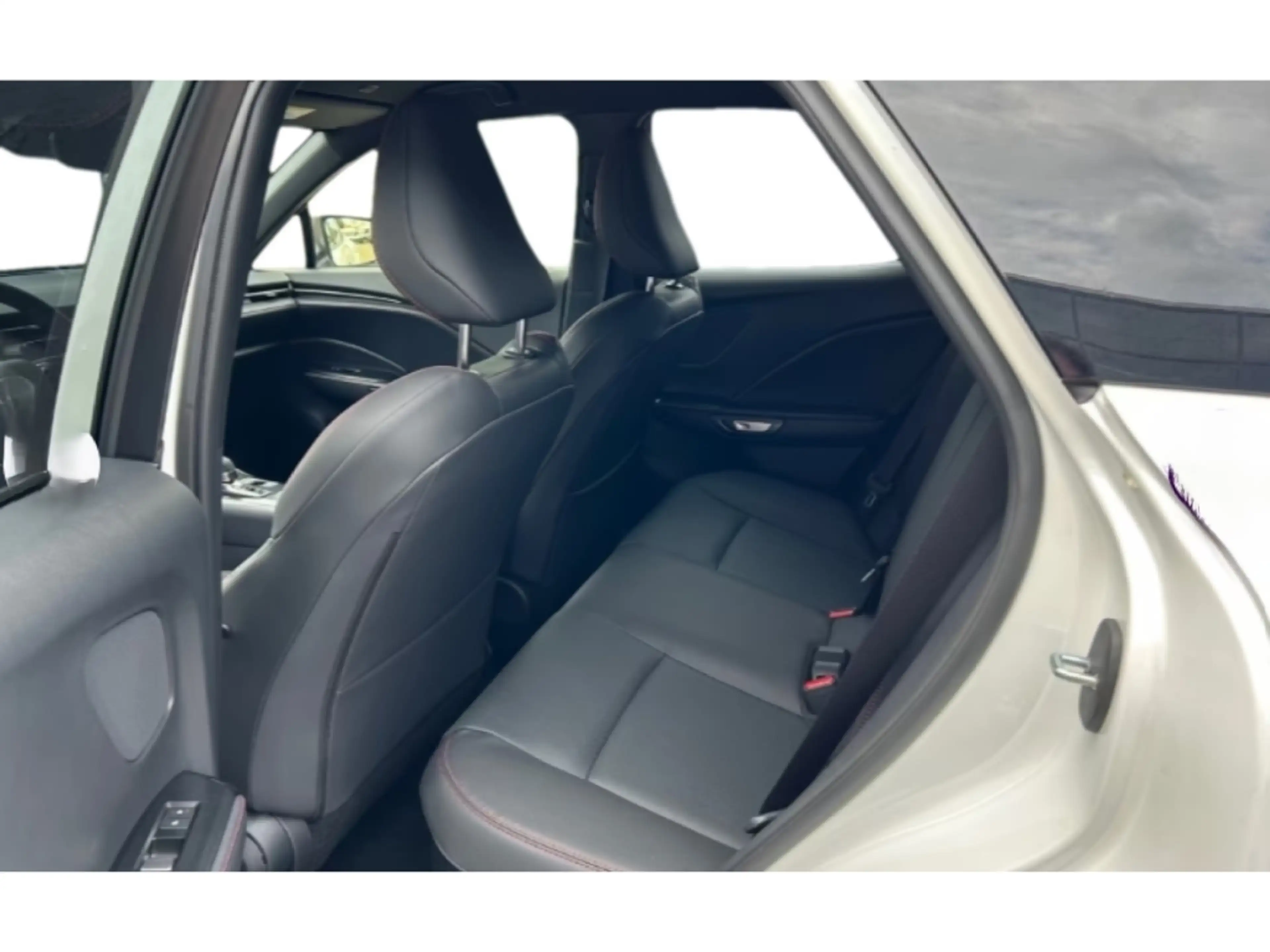 Lexus LBX 1,5 l, 136 PS CVT 4x2 5-Türer ELEGANT BLACK ED — photo 8