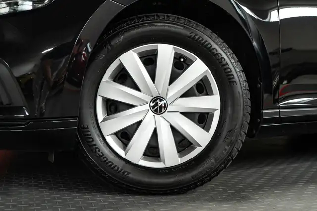 Volkswagen Passat view 3