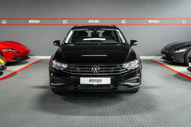 Volkswagen Passat view 4