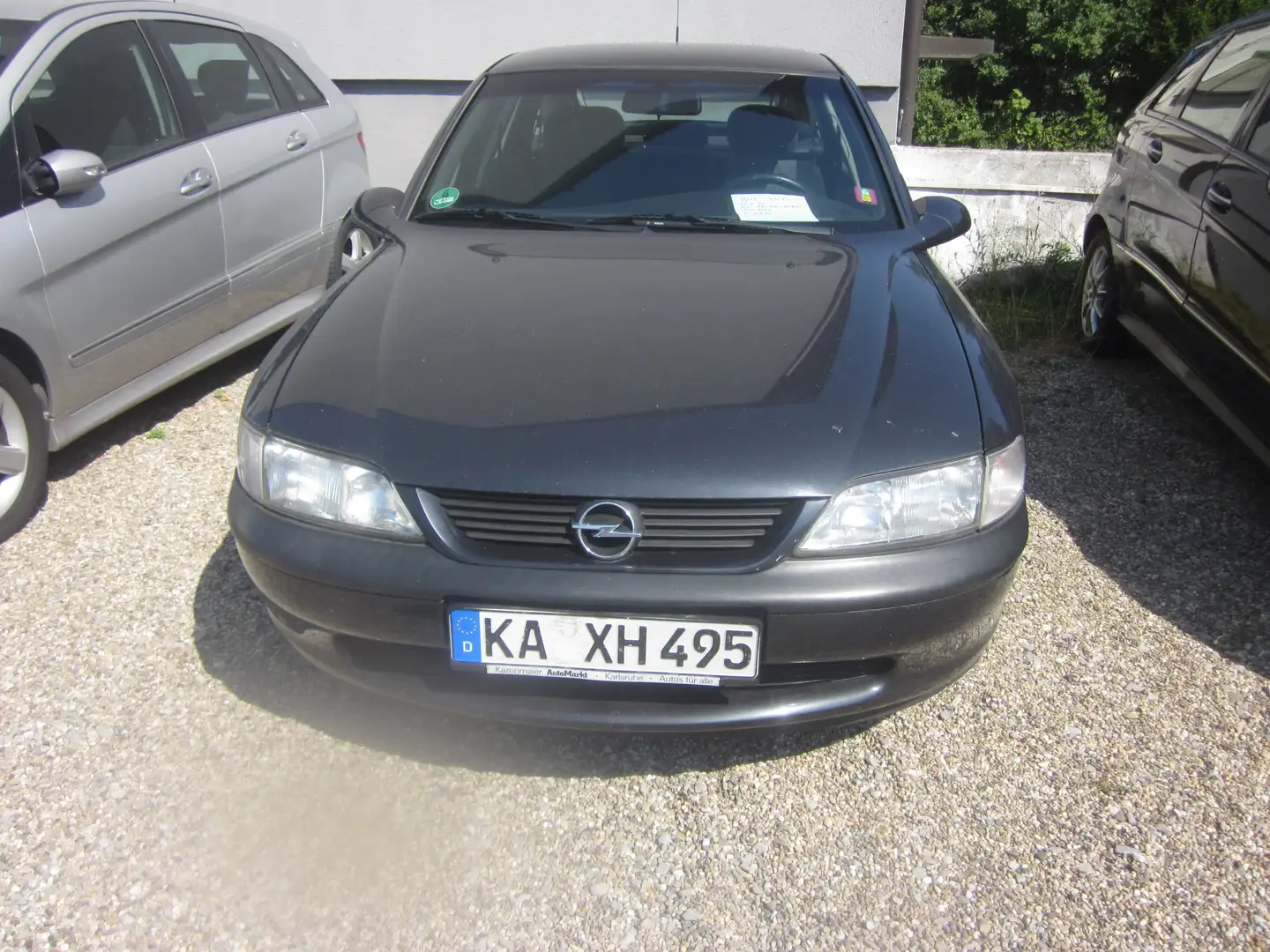 Opel Vectra 1.6 Komfort Zwart - 1