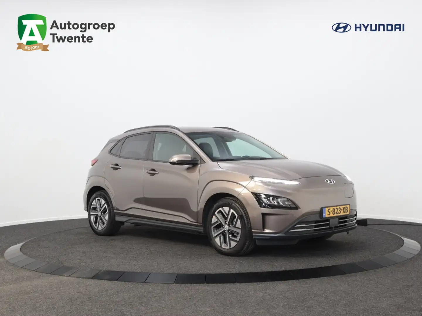Hyundai KONA EV Premium 64 kWh | 3 Fase | Leder | Navigatie | C Bruin - 1