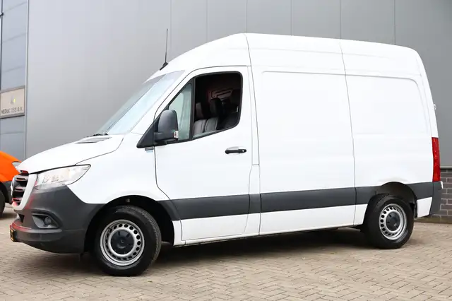 Mercedes-Benz Sprinter view 3