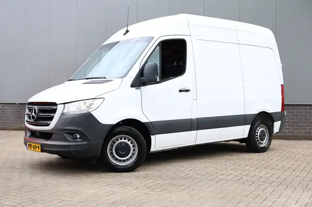 Mercedes-Benz Sprinter view 2