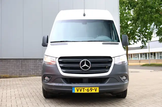 Mercedes-Benz Sprinter view 5