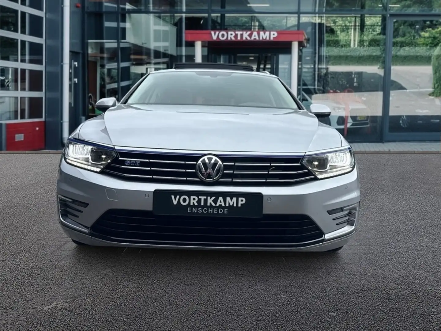 Volkswagen Passat Variant 1.4 TSI DSG GTE PANO-DAK/CAMERA/NAVI/ACC/CARPLAY/S Grijs - 2