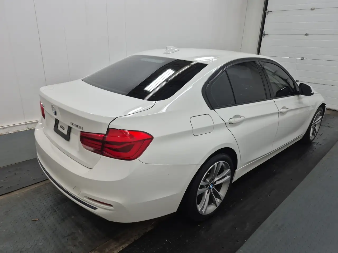 BMW 3 Series снимка BMW 3 Series