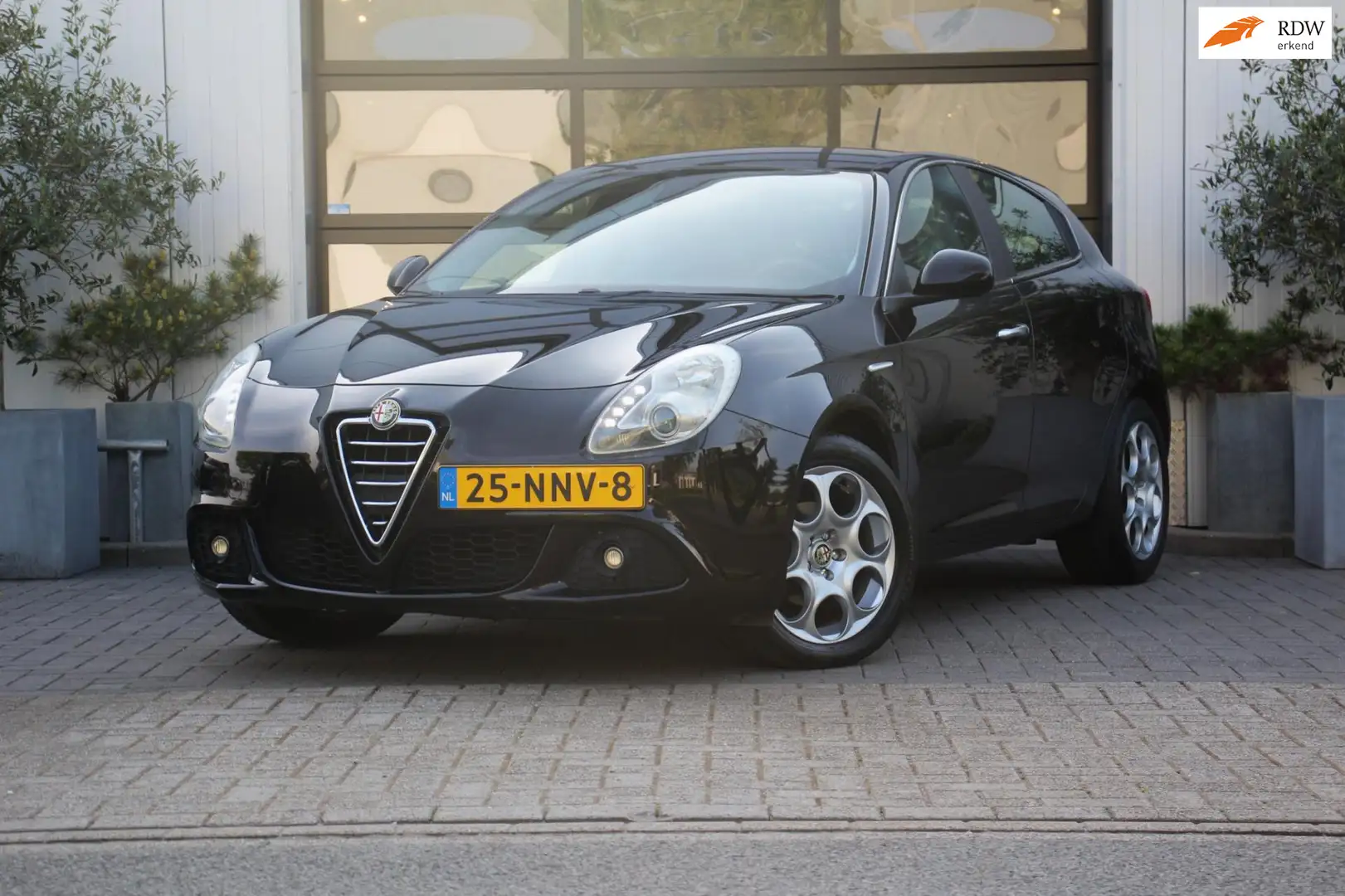 Alfa Romeo Giulietta 1.4 T Distinctive - Airco - Cruise control -DEALER Zwart - 1