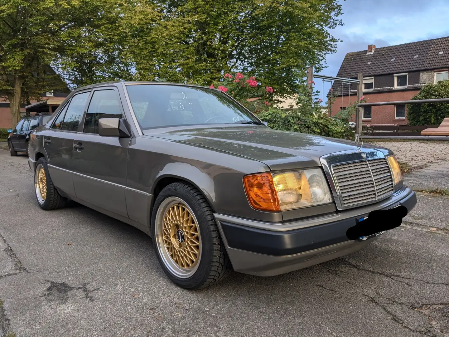 Mercedes-Benz 230 E scheckheftgepflegt, H Kennzeichen, super Zustand - 1