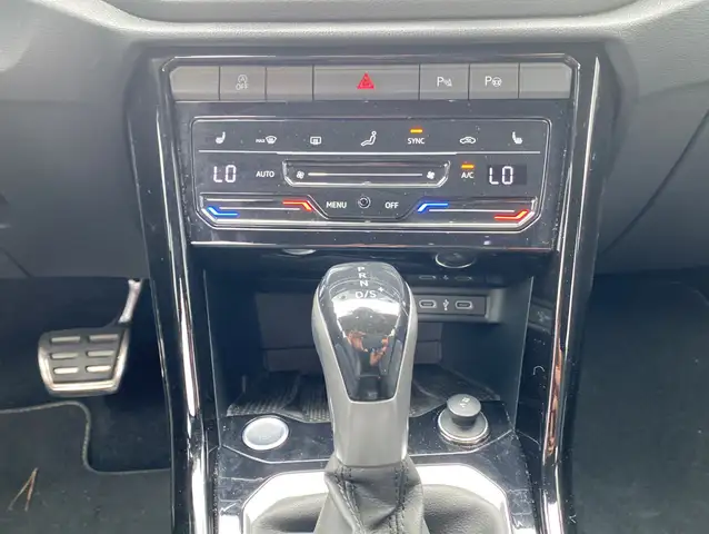 Volkswagen T-Roc view 12