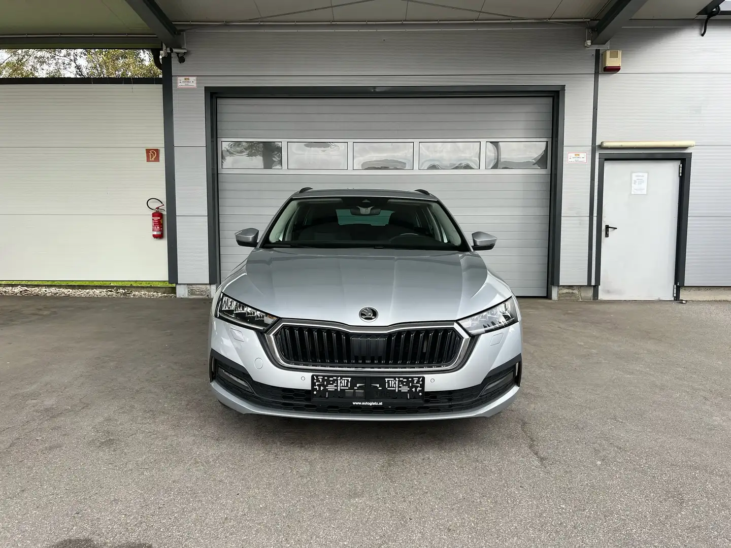 Skoda Octavia Combi 2,0 TDI Ambition LED/LANE ASSIST/PARK/KAMERA Silber - 1