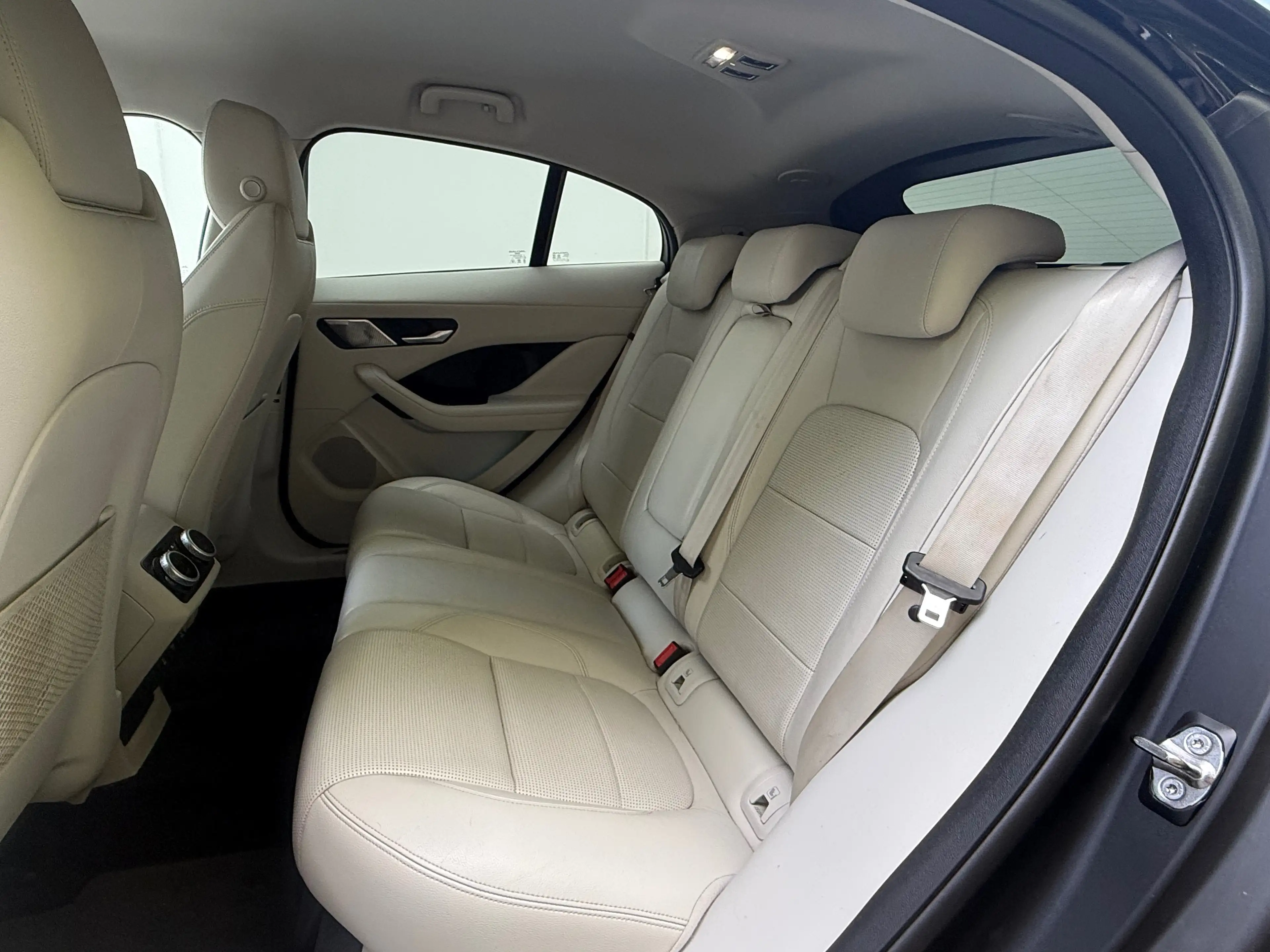 Jaguar I-Pace Top Farbkombination - gepflegt - Top Optik - Finanzierung - Allrad — photo 15