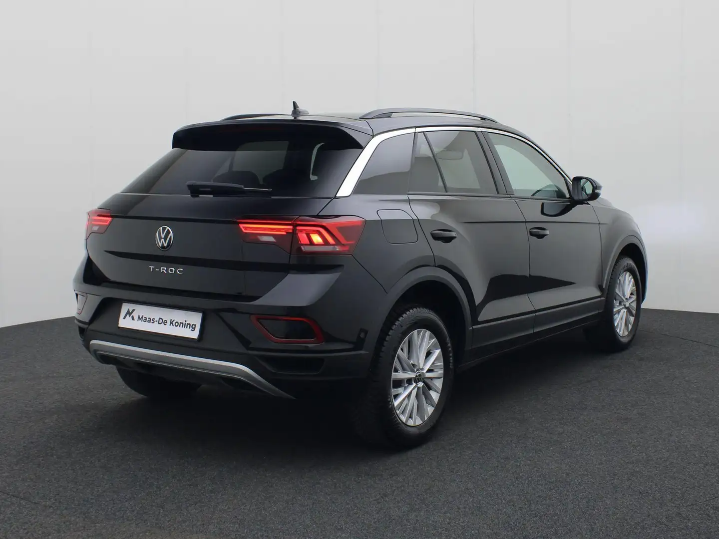 Volkswagen T-Roc 1.0TSI/116PK Life · Navigatie · Parkeersensoren · Zwart - 2