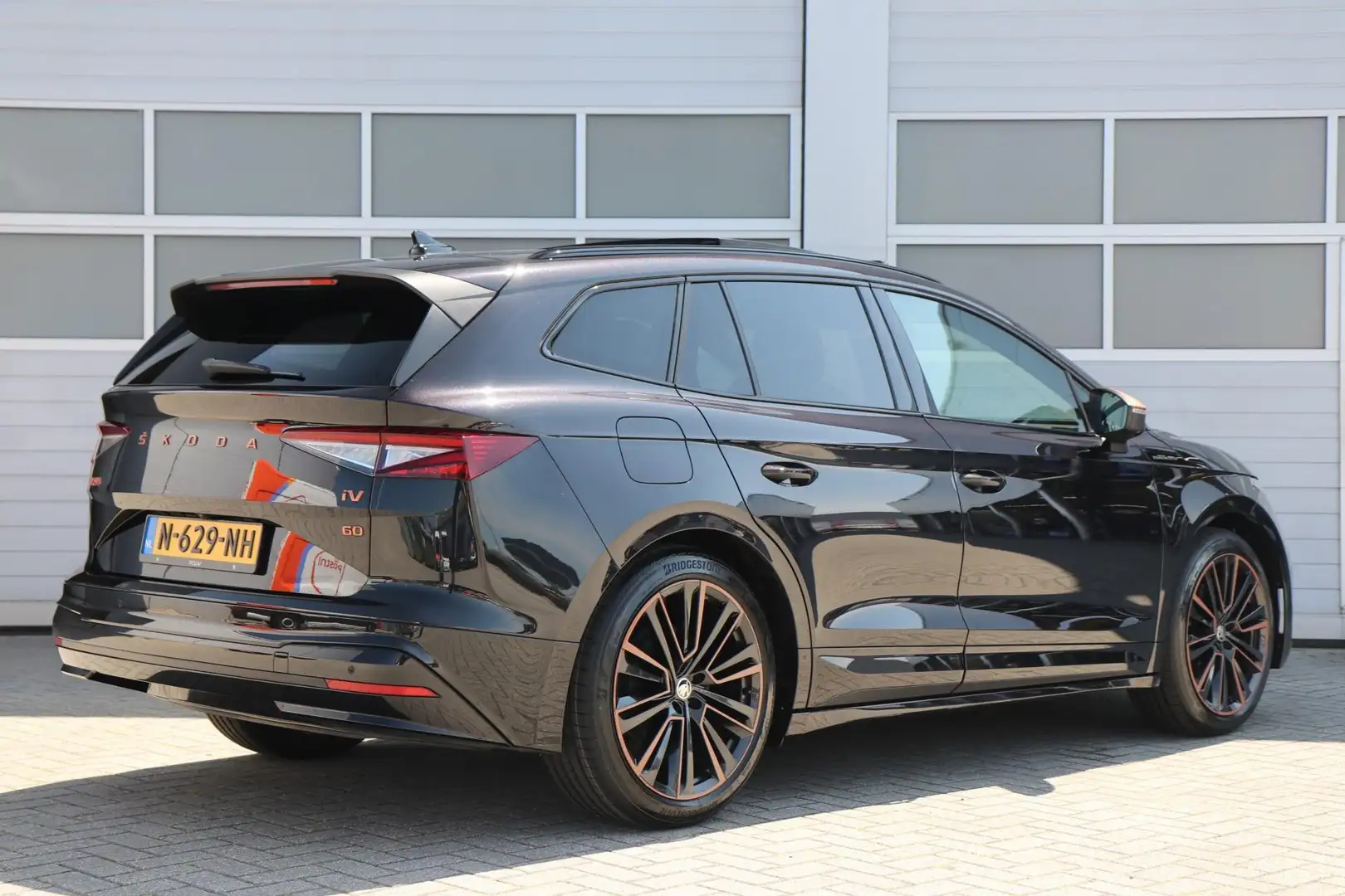 Skoda Enyaq 60 179pk Founders Edition Black | SoH 93% | Panora Zwart - 2