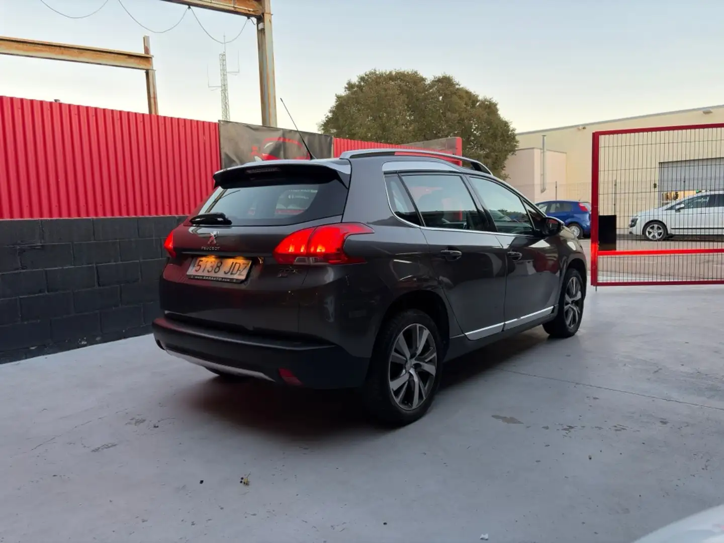 Peugeot 2008 1.6 e-HDI Allure Gris - 2