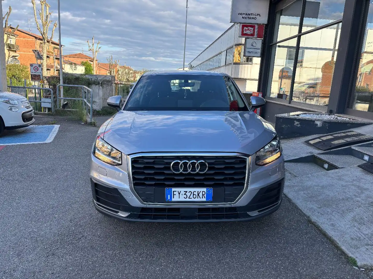 Audi Q2 30 TDI S tronic Business Grau - 2