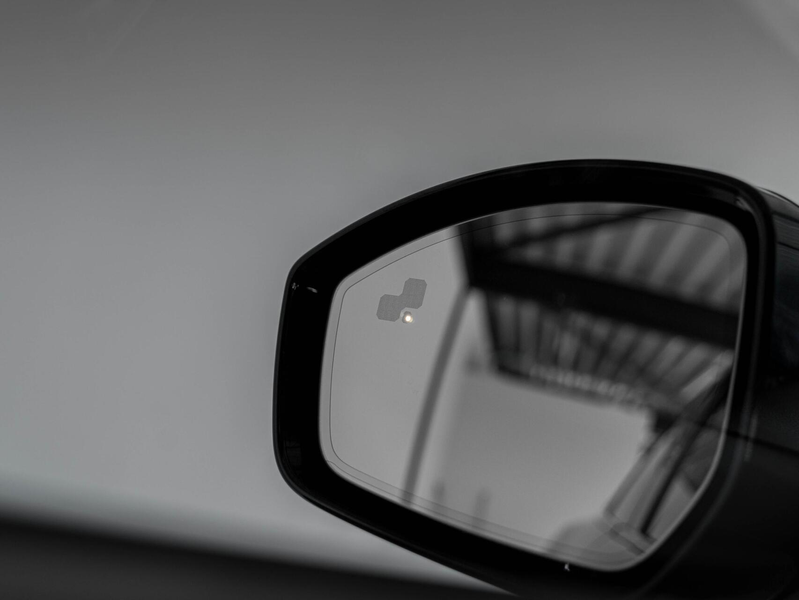 Jaguar F-Pace 2.0 P400e PHEV R-Dynamic Pano HuD 360° FULL — photo 10