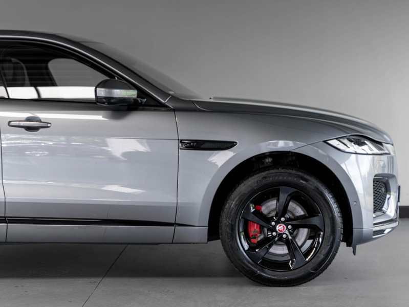 Jaguar F-Pace 2.0 P400e PHEV R-Dynamic Pano HuD 360° FULL — photo 46