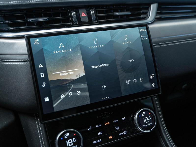 Jaguar F-Pace 2.0 P400e PHEV R-Dynamic Pano HuD 360° FULL — photo 17