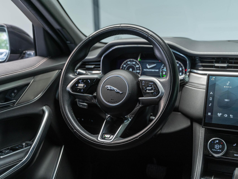 Jaguar F-Pace 2.0 P400e PHEV R-Dynamic Pano HuD 360° FULL — photo 3