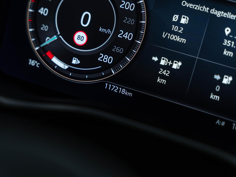 Jaguar F-Pace 2.0 P400e PHEV R-Dynamic Pano HuD 360° FULL — photo 33