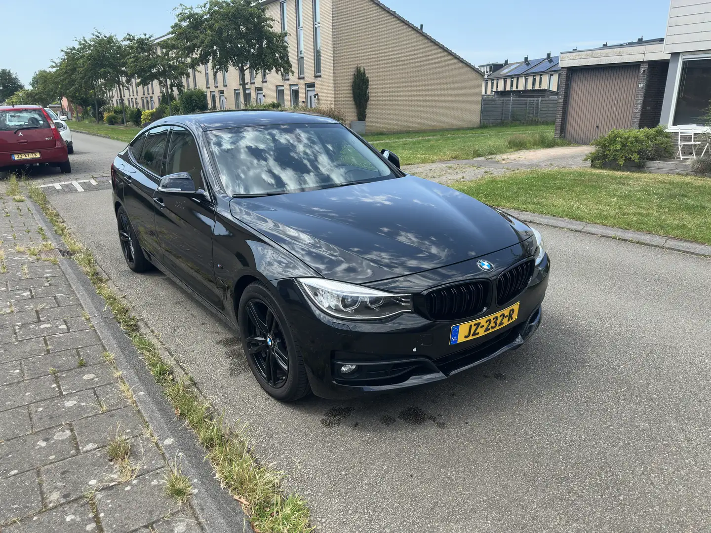 BMW 320 GT M Sport + Carplay + Dealer onderhouden Zwart - 1