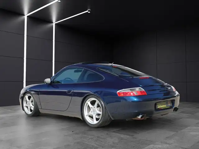 Porsche 911 view 3