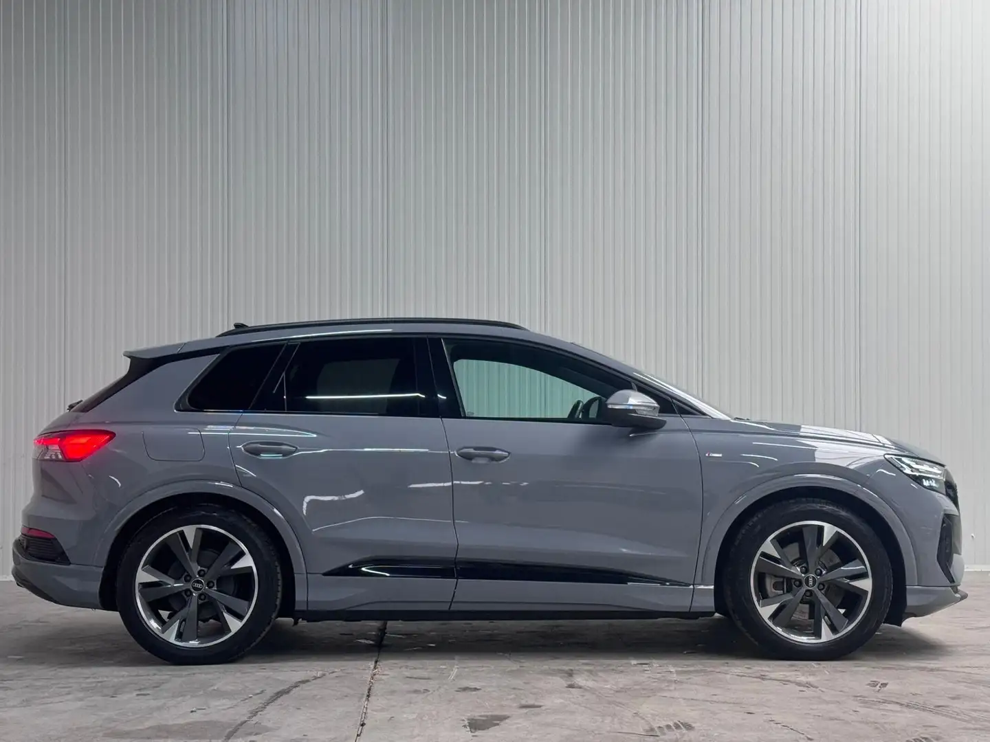 Audi Q4 e-tron 40 S-LINE Competition 77 kWh SOH 92,3% l MATRIX l Gris - 2