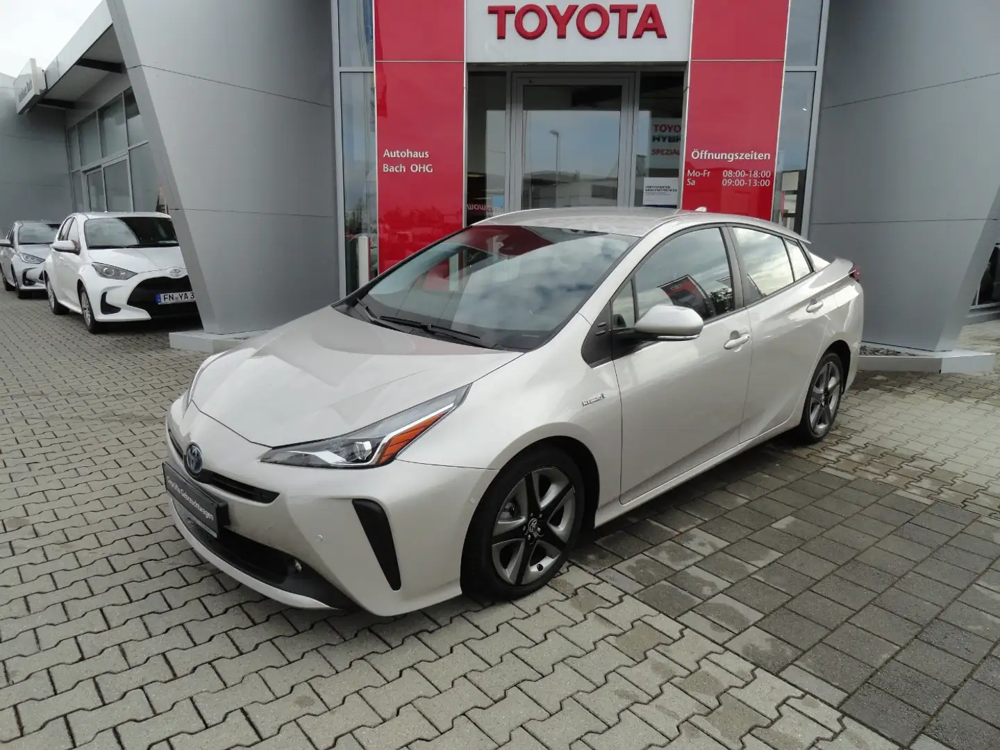 Toyota Prius 1.8 Hybrid Automatik Comfort + Navi Gümüş rengi - 2