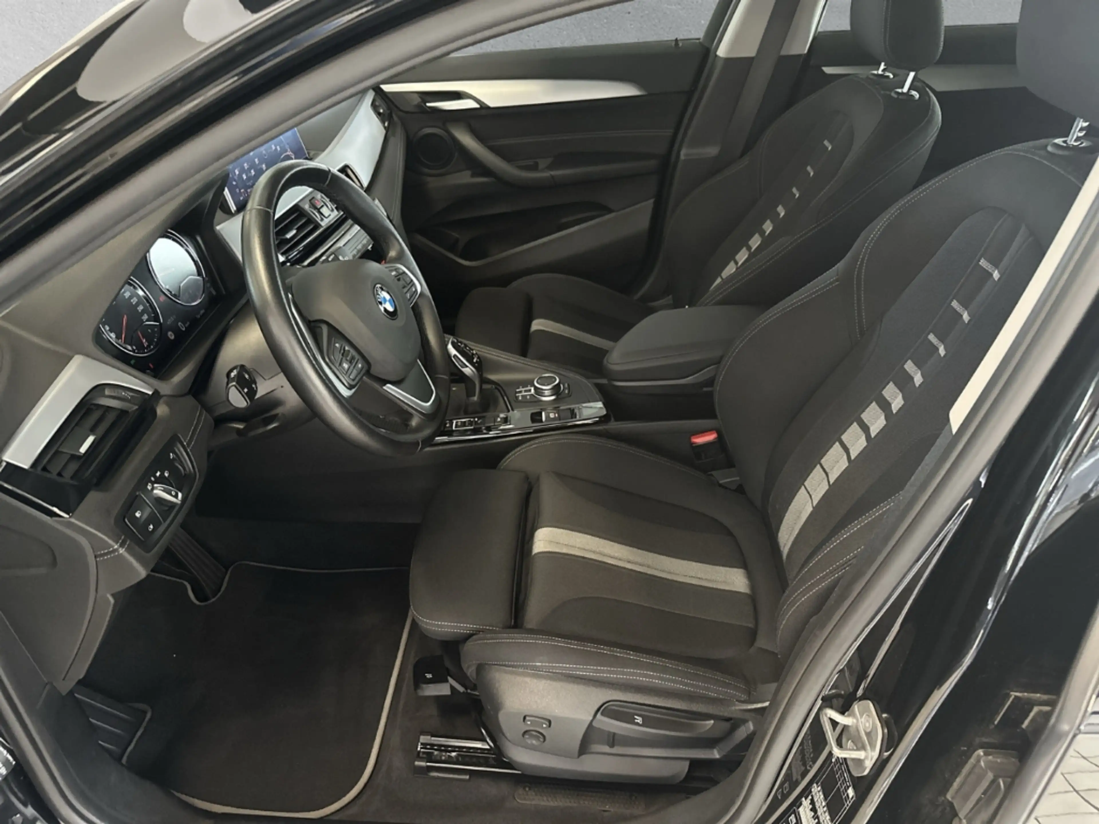 BMW X2 20i xDrive Advant.Navi LED Sportsitze Kam AHK — photo 9