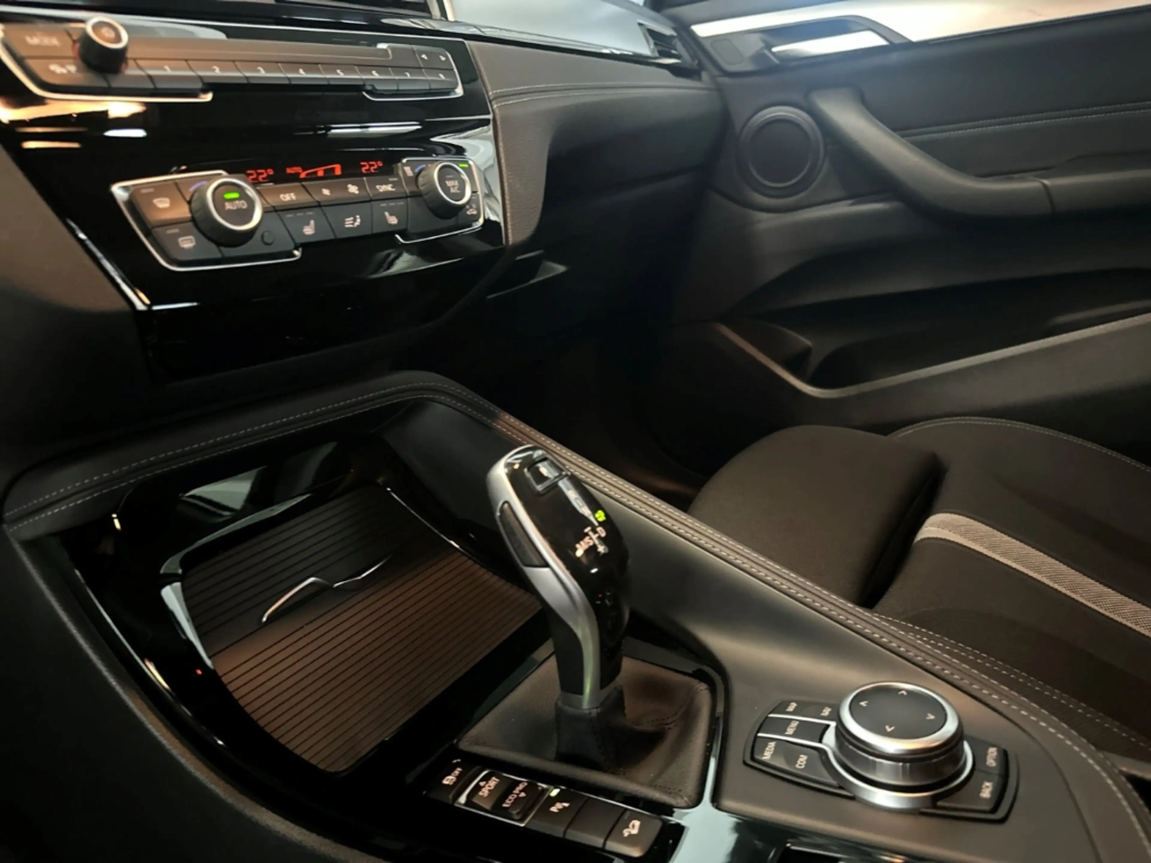 BMW X2 20i xDrive Advant.Navi LED Sportsitze Kam AHK — photo 13