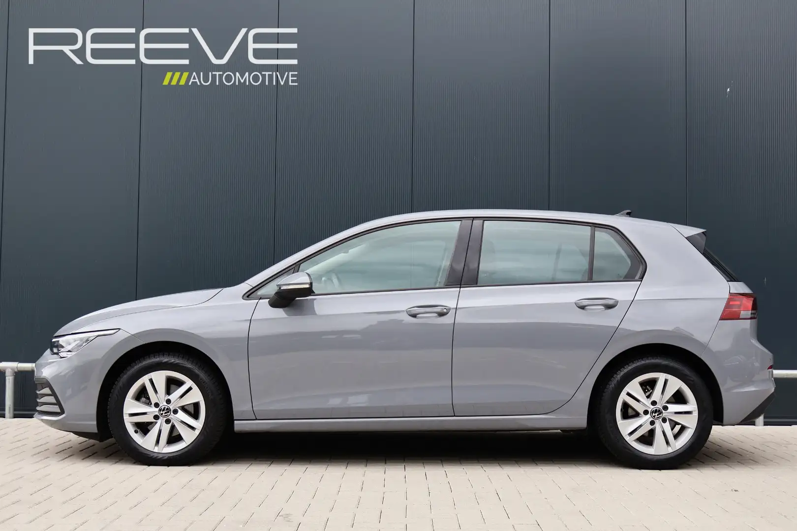 Volkswagen Golf 1.0 eTSI Life Automaat | Carplay | LED | Adaptive Grijs - 2