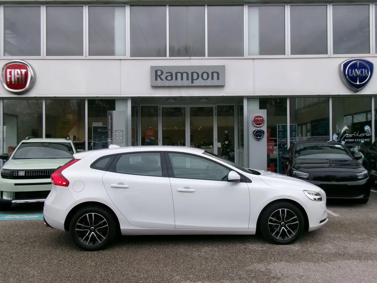 Volvo V40 V40 D2 Geartronic R-design Blanc - 2