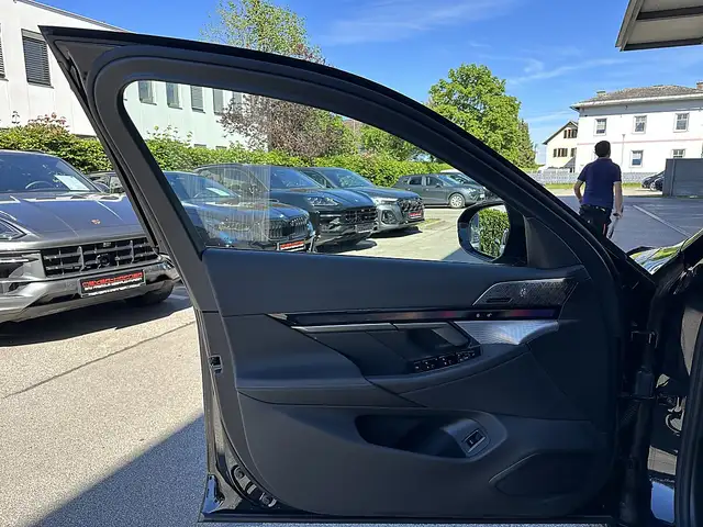 BMW 520 i Touring M-Sportpaket PRO Aut. / AHK / Pano / ... Ansicht 31